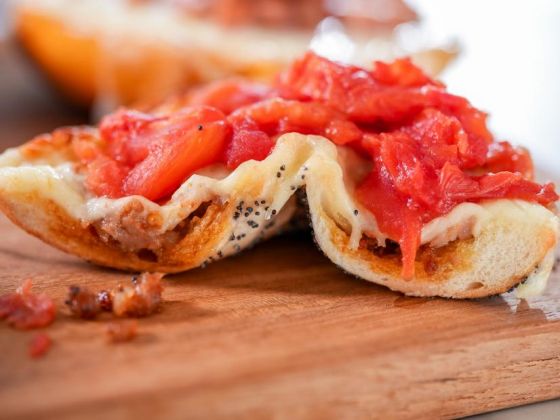 Chicago-Style Deep-Dish Pizza Bagel